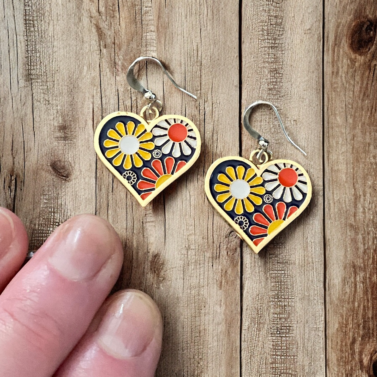 Retro Flower Power Earrings – Colorful Enamel Dangles, Hypoallergenic & Lightweight